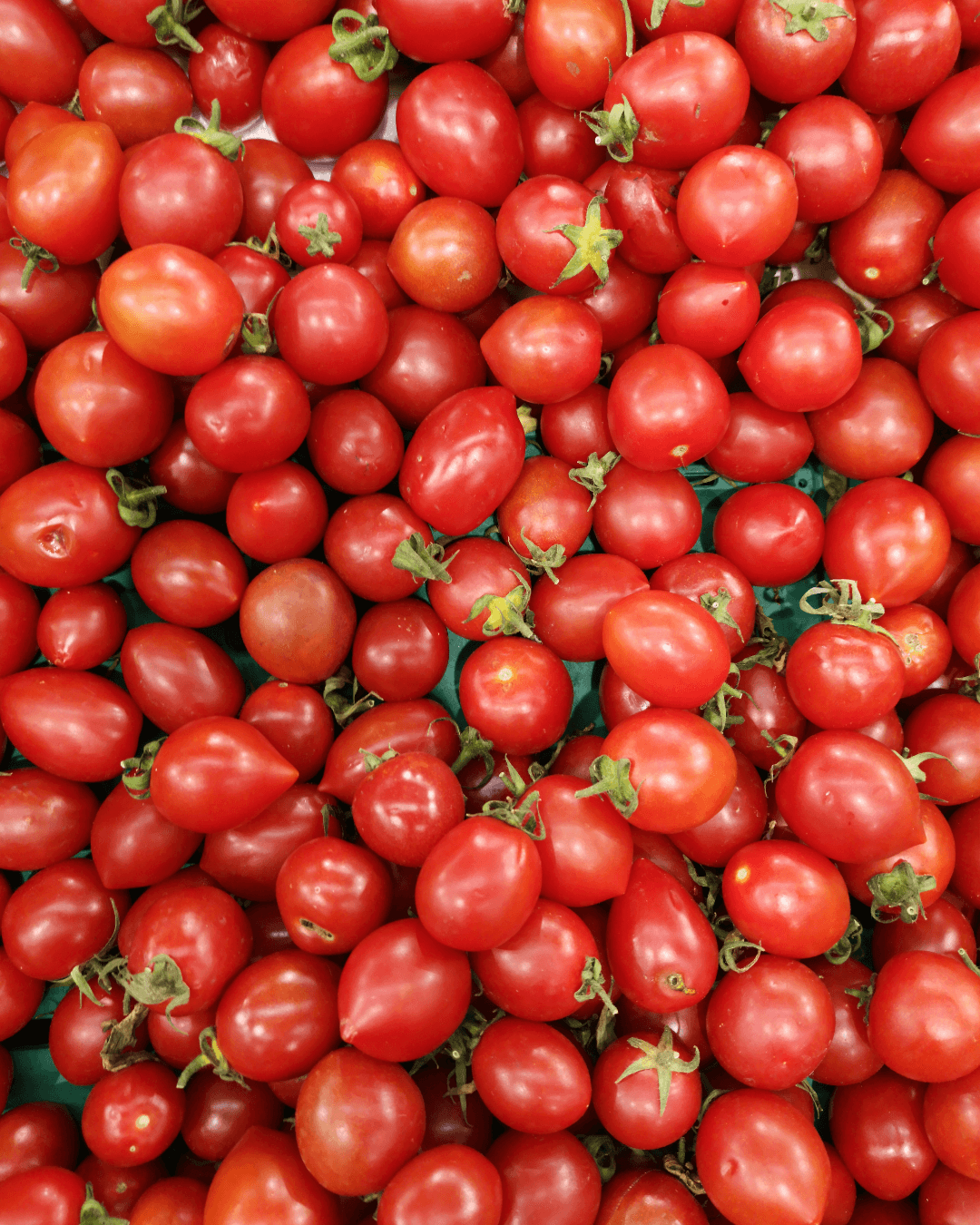 A pile of red tomatoes, unpackaged.